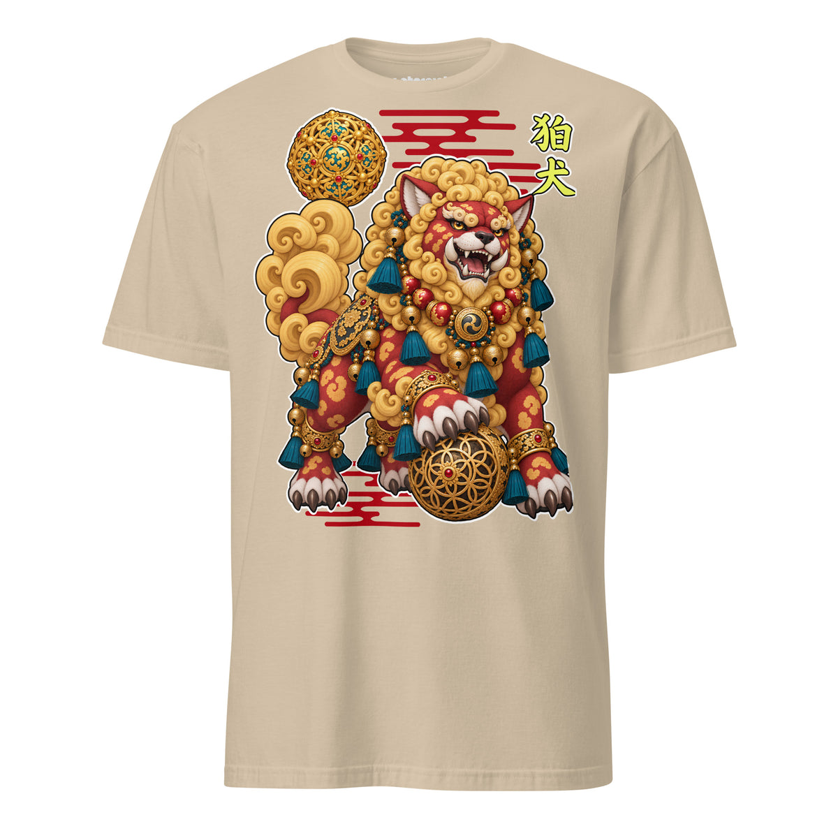 Winterpink Komainu T-Shirt mit männlichem japanischem Wächterwesen, goldener Mähne, reich verziertem Schmuck und goldener Sphere unter der Pranke