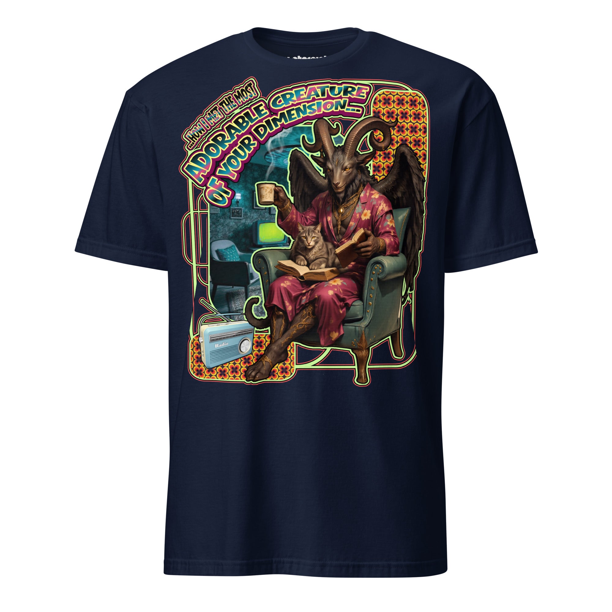 Winterpink T-Shirt mit Baphomet im Sessel eines Retro-Wohnzimmers mit Buch und Kaffee, beobachtet von einer Katze und dem Schriftzug „Cat discovers Baphomet“.