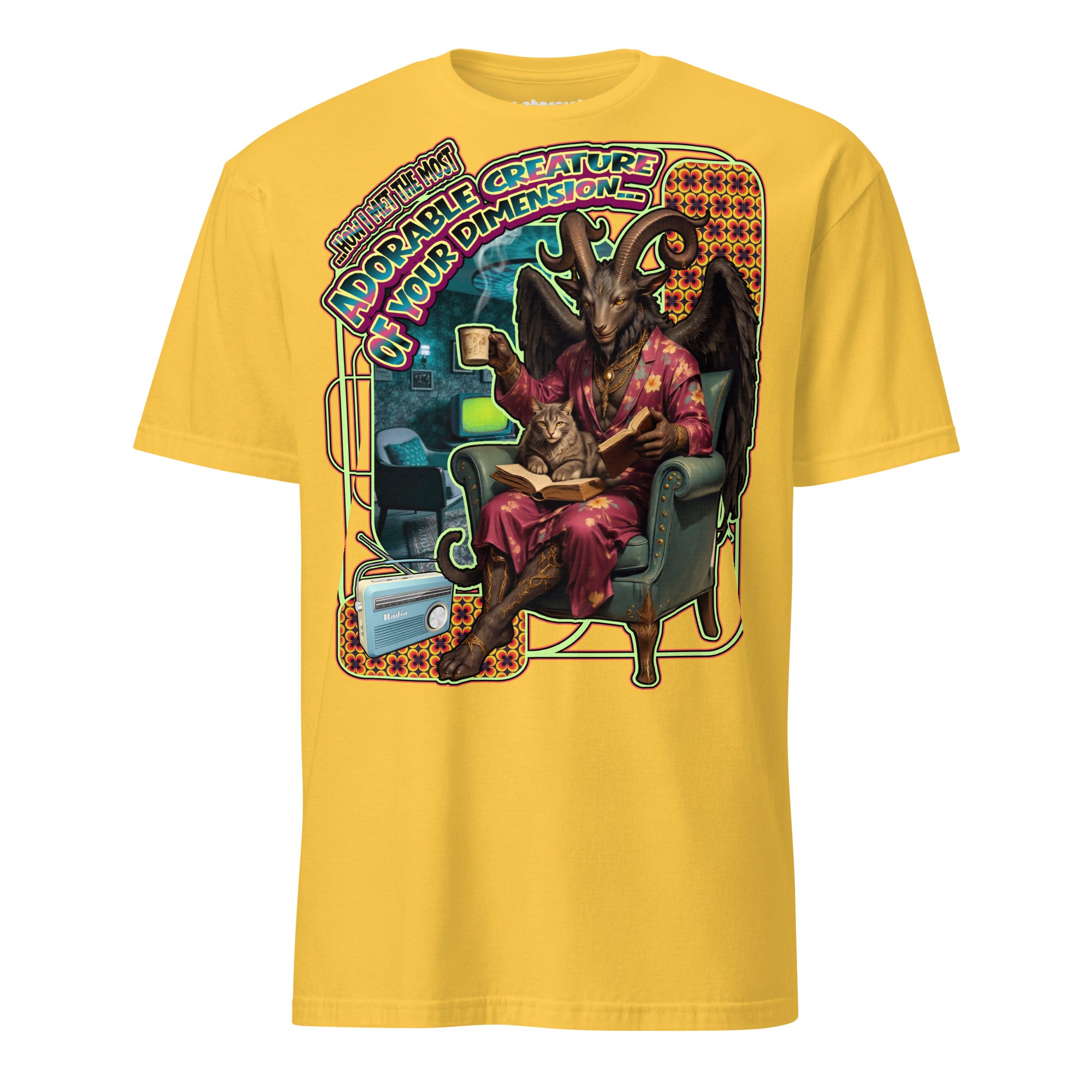 Winterpink T-Shirt mit Baphomet im Sessel eines Retro-Wohnzimmers mit Buch und Kaffee, beobachtet von einer Katze und dem Schriftzug „Cat discovers Baphomet“.