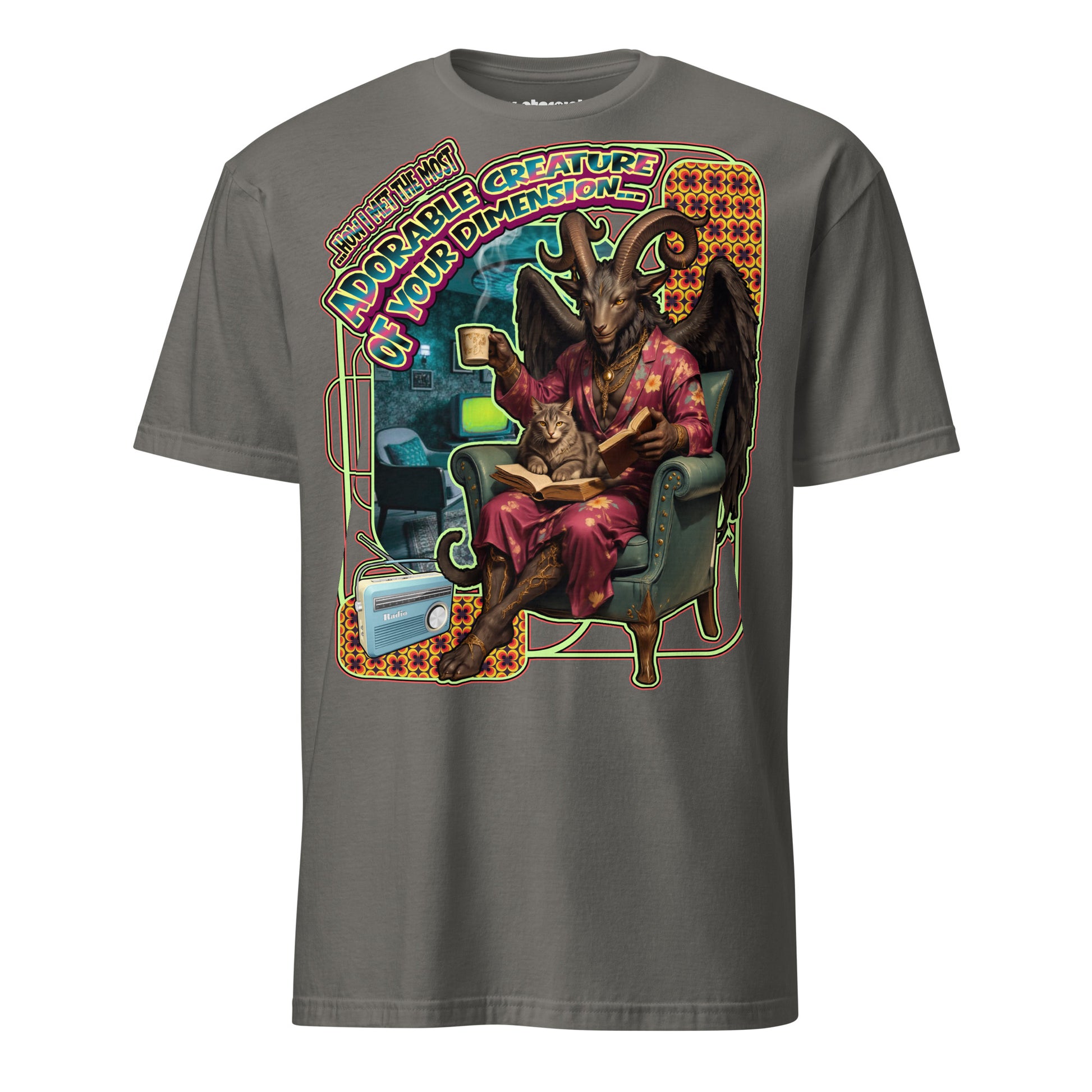 Winterpink T-Shirt mit Baphomet im Sessel eines Retro-Wohnzimmers mit Buch und Kaffee, beobachtet von einer Katze und dem Schriftzug „Cat discovers Baphomet“.