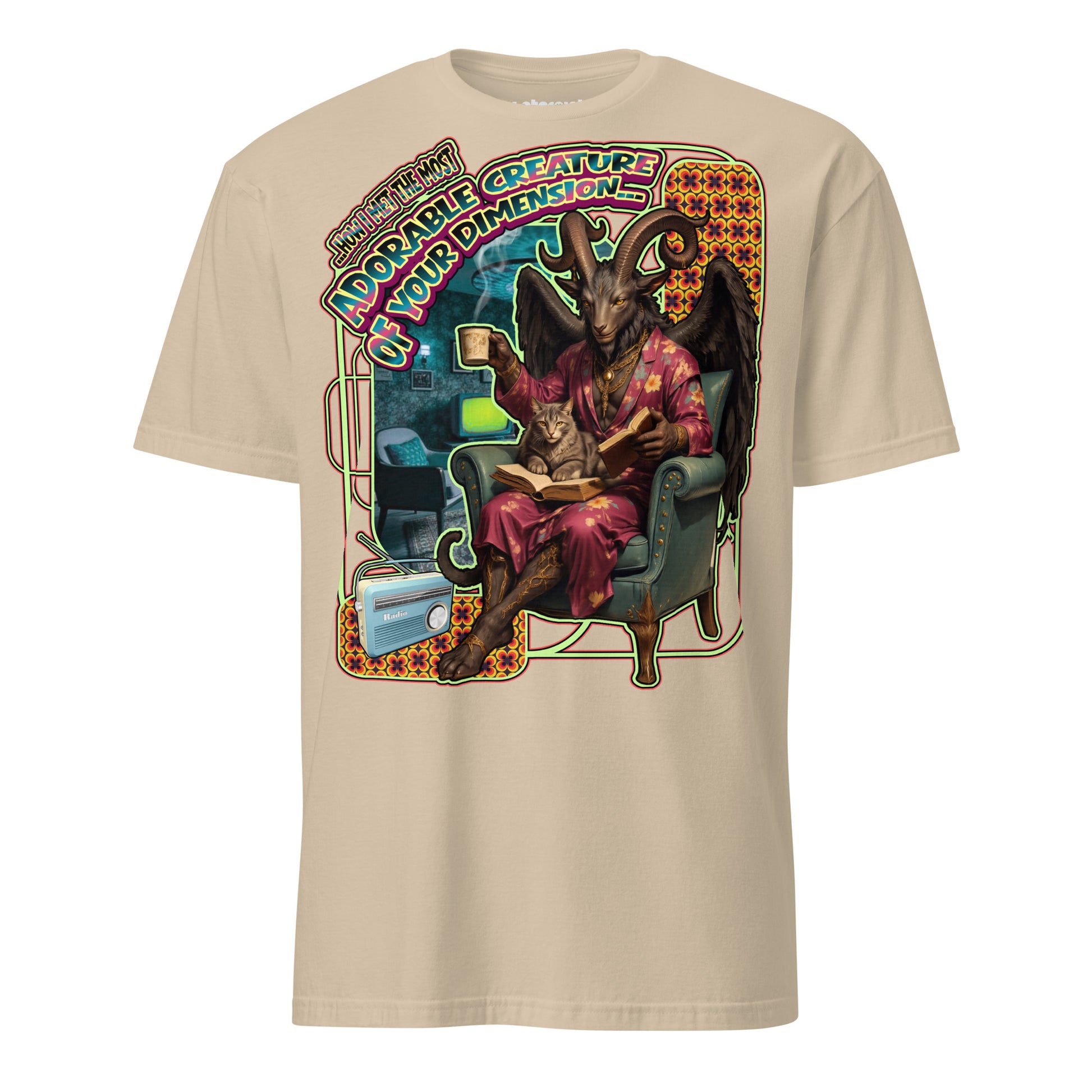 Winterpink T-Shirt mit Baphomet im Sessel eines Retro-Wohnzimmers mit Buch und Kaffee, beobachtet von einer Katze und dem Schriftzug „Cat discovers Baphomet“.