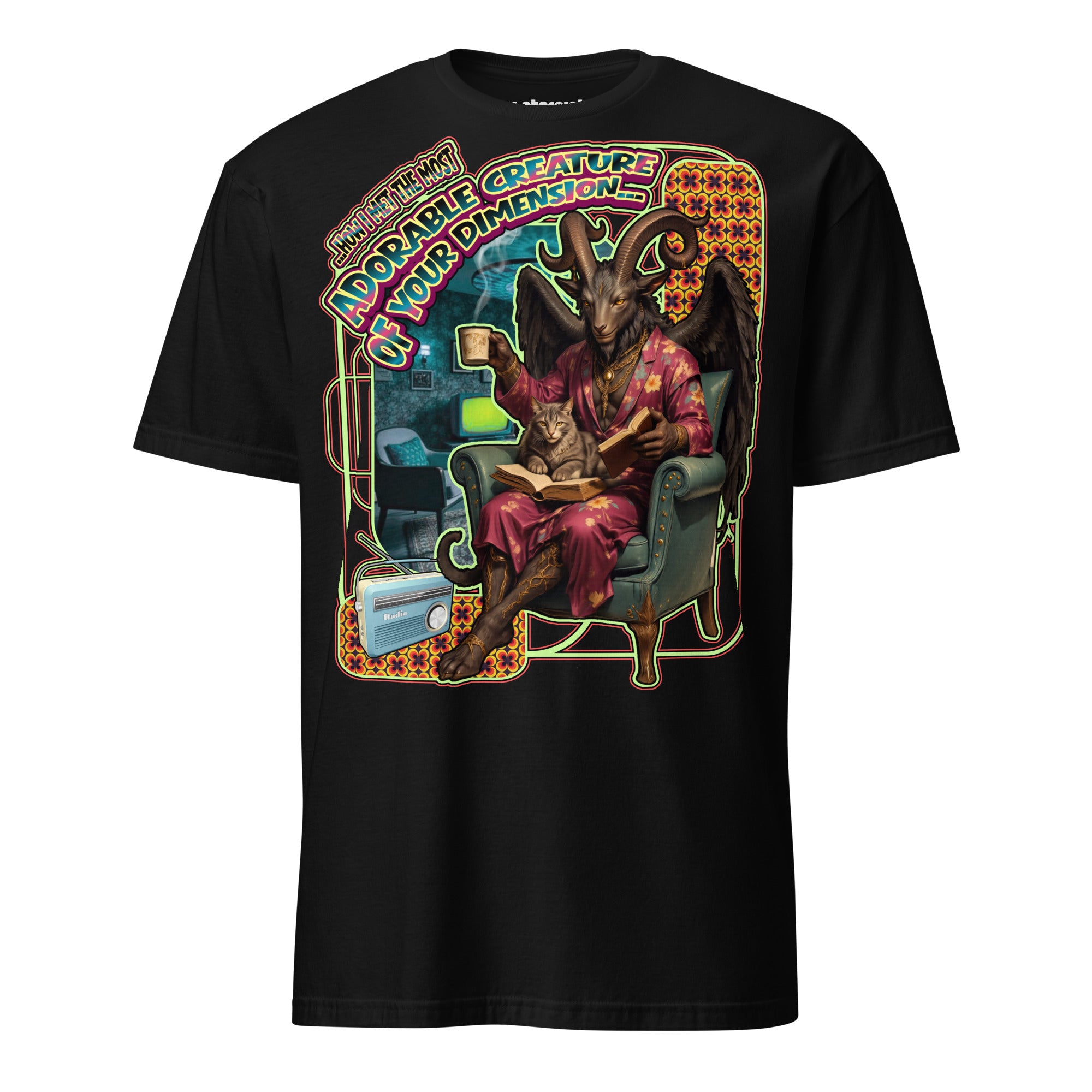 Winterpink T-Shirt mit Baphomet im Sessel eines Retro-Wohnzimmers mit Buch und Kaffee, beobachtet von einer Katze und dem Schriftzug „Cat discovers Baphomet“.