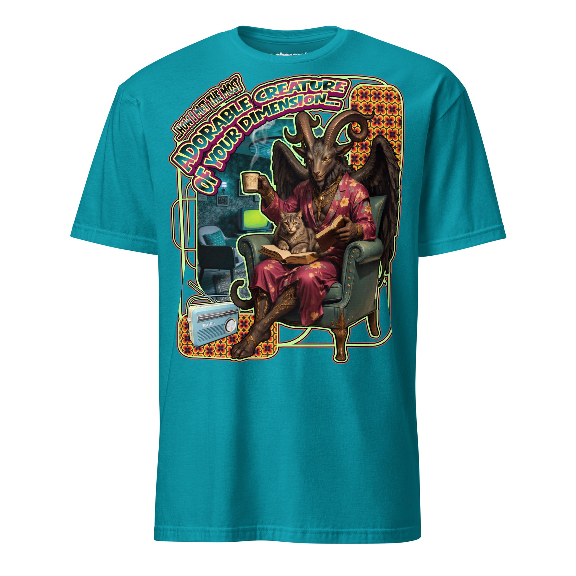 Winterpink T-Shirt mit Baphomet im Sessel eines Retro-Wohnzimmers mit Buch und Kaffee, beobachtet von einer Katze und dem Schriftzug „Cat discovers Baphomet“.