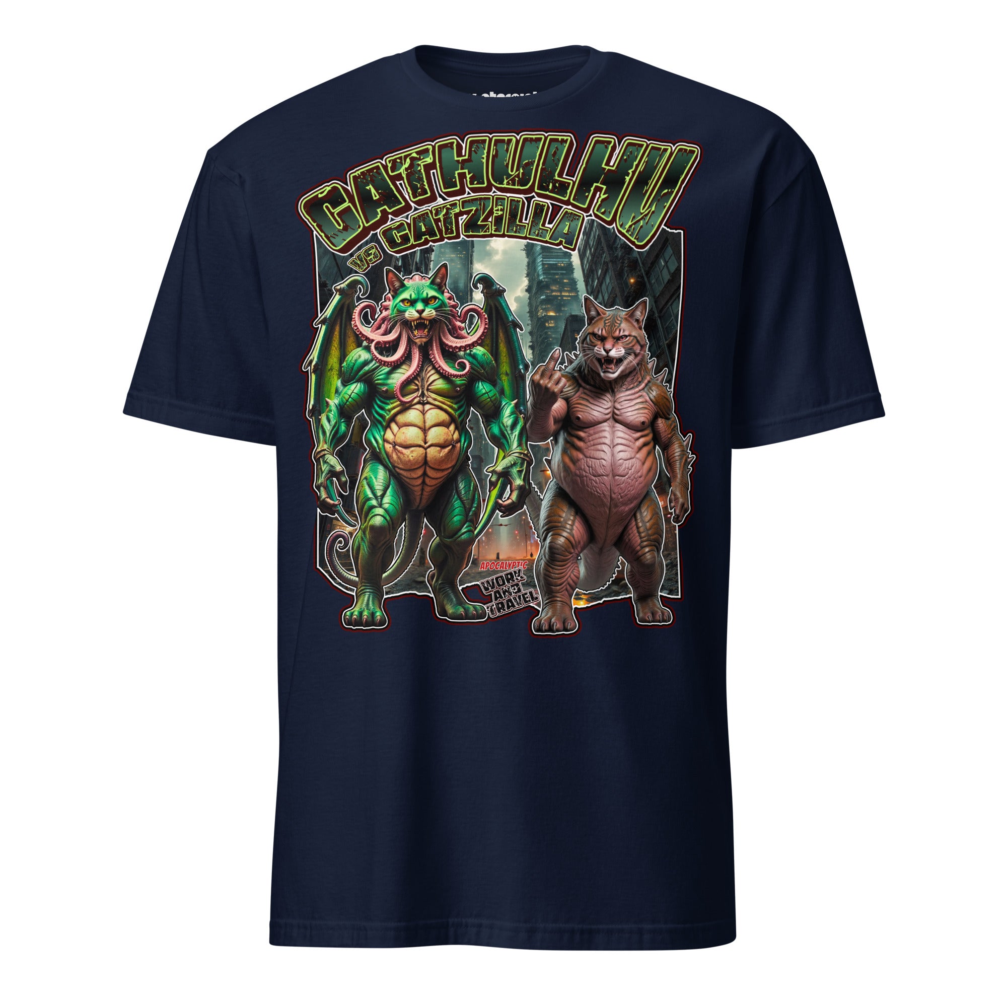 Winterpink T-Shirt mit Illustration von Cathulhu und Catzilla in einer Großstadt, umgeben von Hochhäusern, mit dem Schriftzug „Cathulhu vs Catzilla“ und „Work and Travel“.