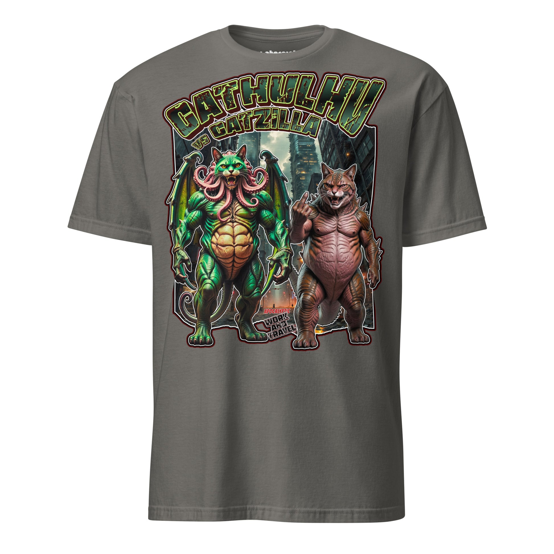 Winterpink T-Shirt mit Illustration von Cathulhu und Catzilla in einer Großstadt, umgeben von Hochhäusern, mit dem Schriftzug „Cathulhu vs Catzilla“ und „Work and Travel“.