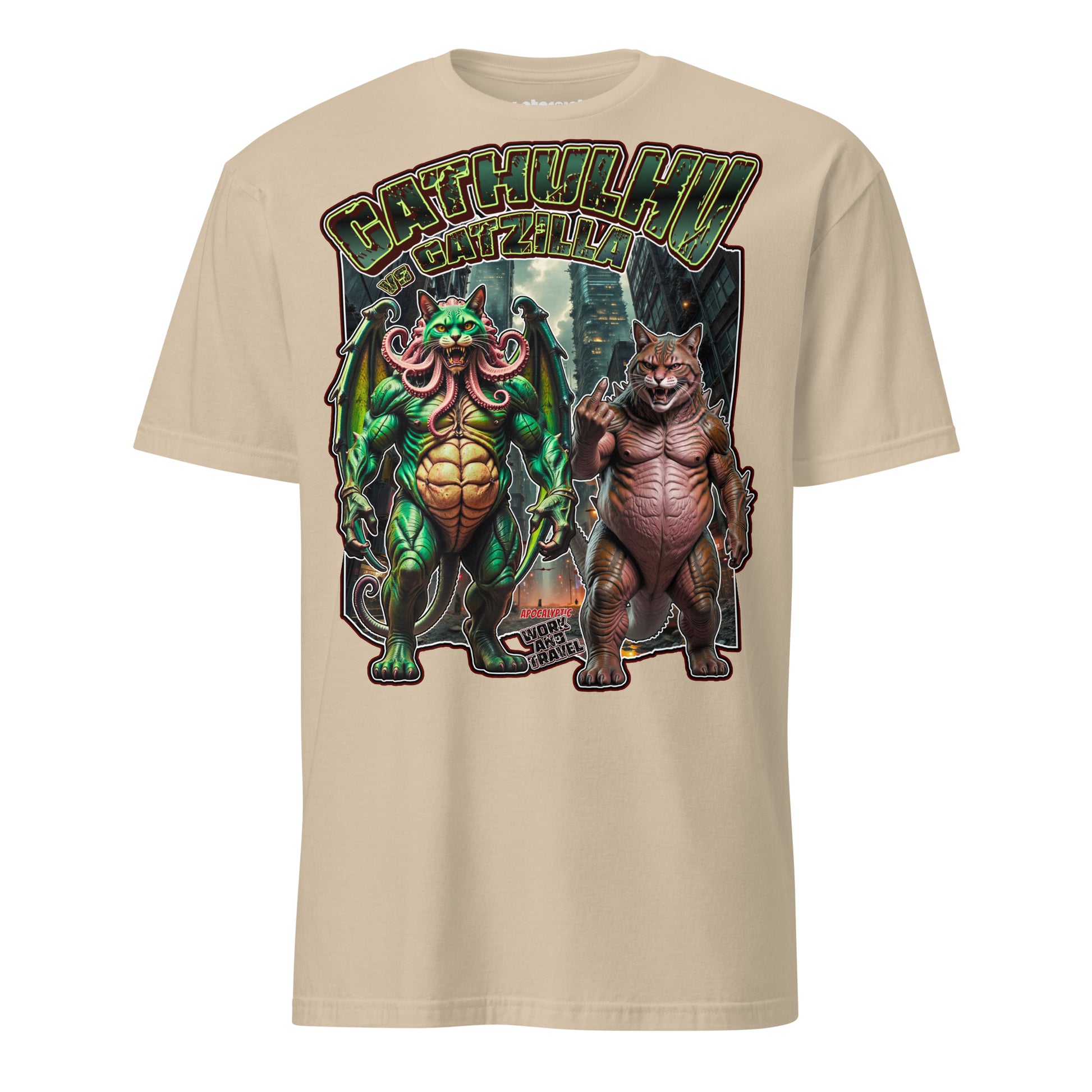Winterpink T-Shirt mit Illustration von Cathulhu und Catzilla in einer Großstadt, umgeben von Hochhäusern, mit dem Schriftzug „Cathulhu vs Catzilla“ und „Work and Travel“.