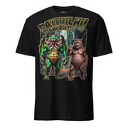 Winterpink T-Shirt mit Illustration von Cathulhu und Catzilla in einer Großstadt, umgeben von Hochhäusern, mit dem Schriftzug „Cathulhu vs Catzilla“ und „Work and Travel“.