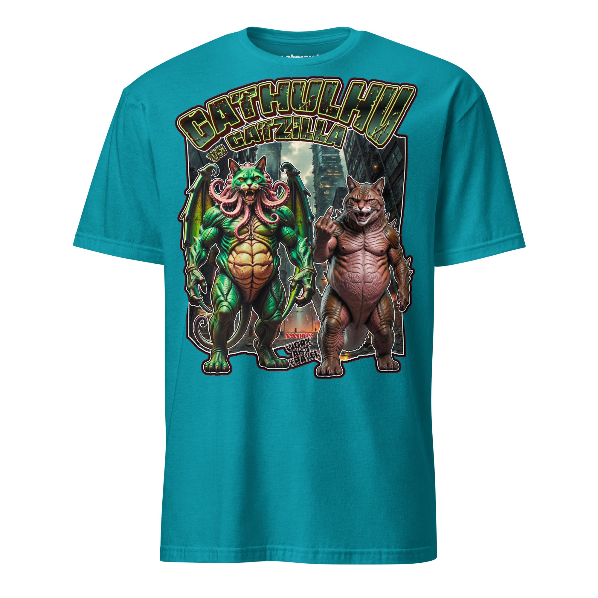 Winterpink T-Shirt mit Illustration von Cathulhu und Catzilla in einer Großstadt, umgeben von Hochhäusern, mit dem Schriftzug „Cathulhu vs Catzilla“ und „Work and Travel“.