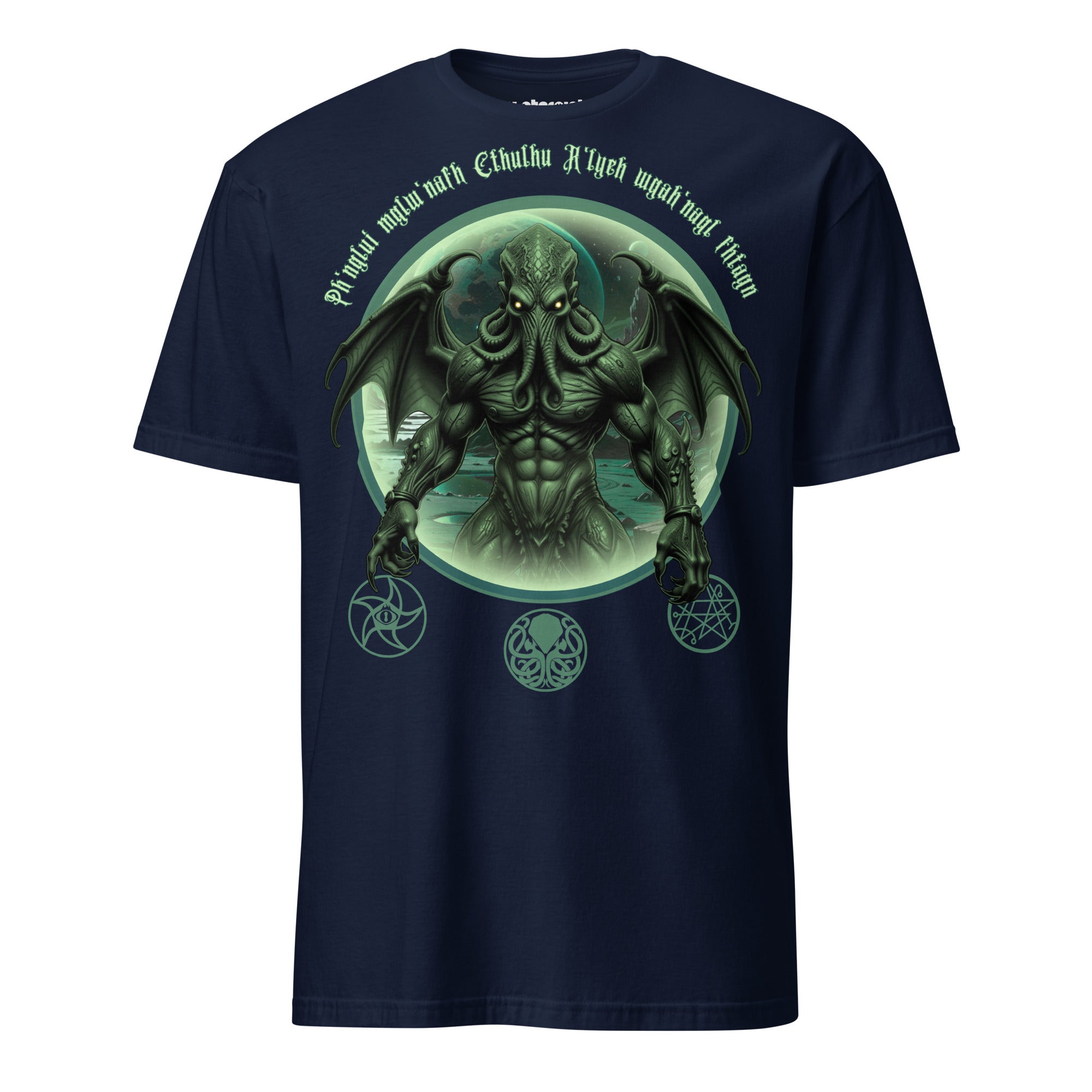 Winterpink T-Shirt mit Cthulhu im Dimensionsportal, Beschwörungsformel darüber und drei okkulte Siegel darunter, düstere kosmische Horror-Ästhetik.