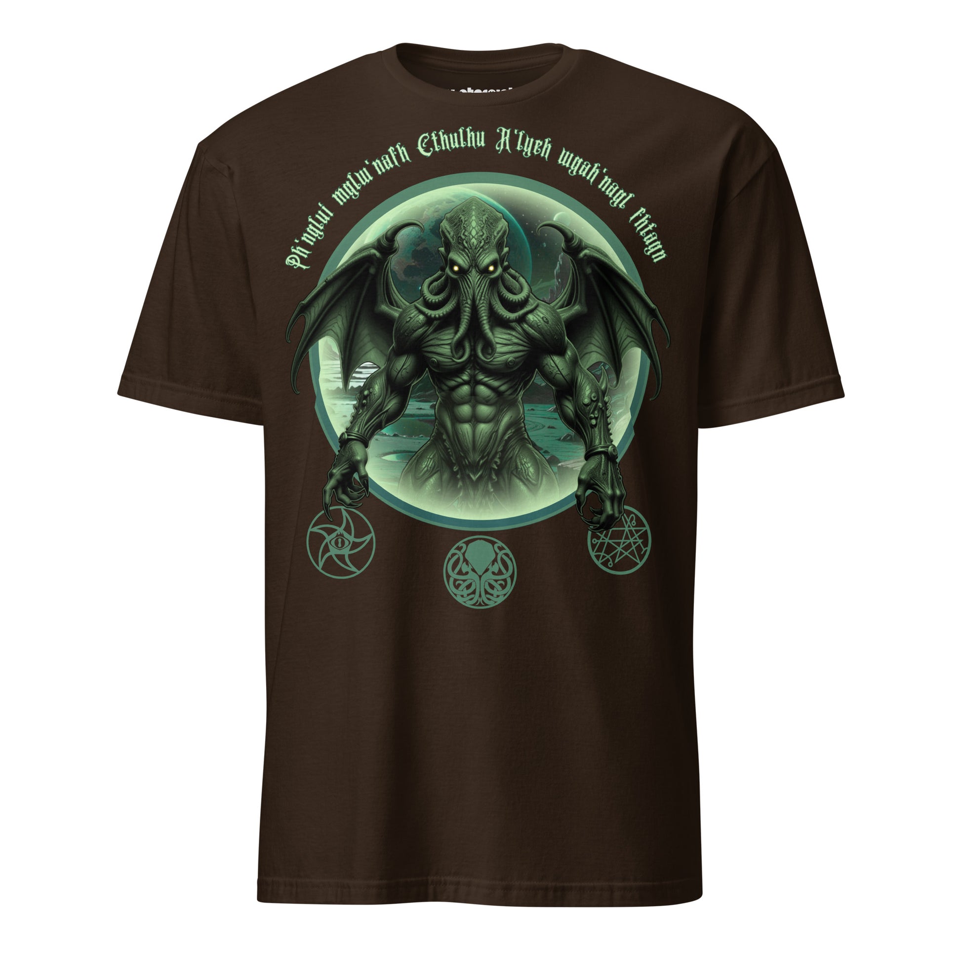 Winterpink T-Shirt mit Cthulhu im Dimensionsportal, Beschwörungsformel darüber und drei okkulte Siegel darunter, düstere kosmische Horror-Ästhetik.