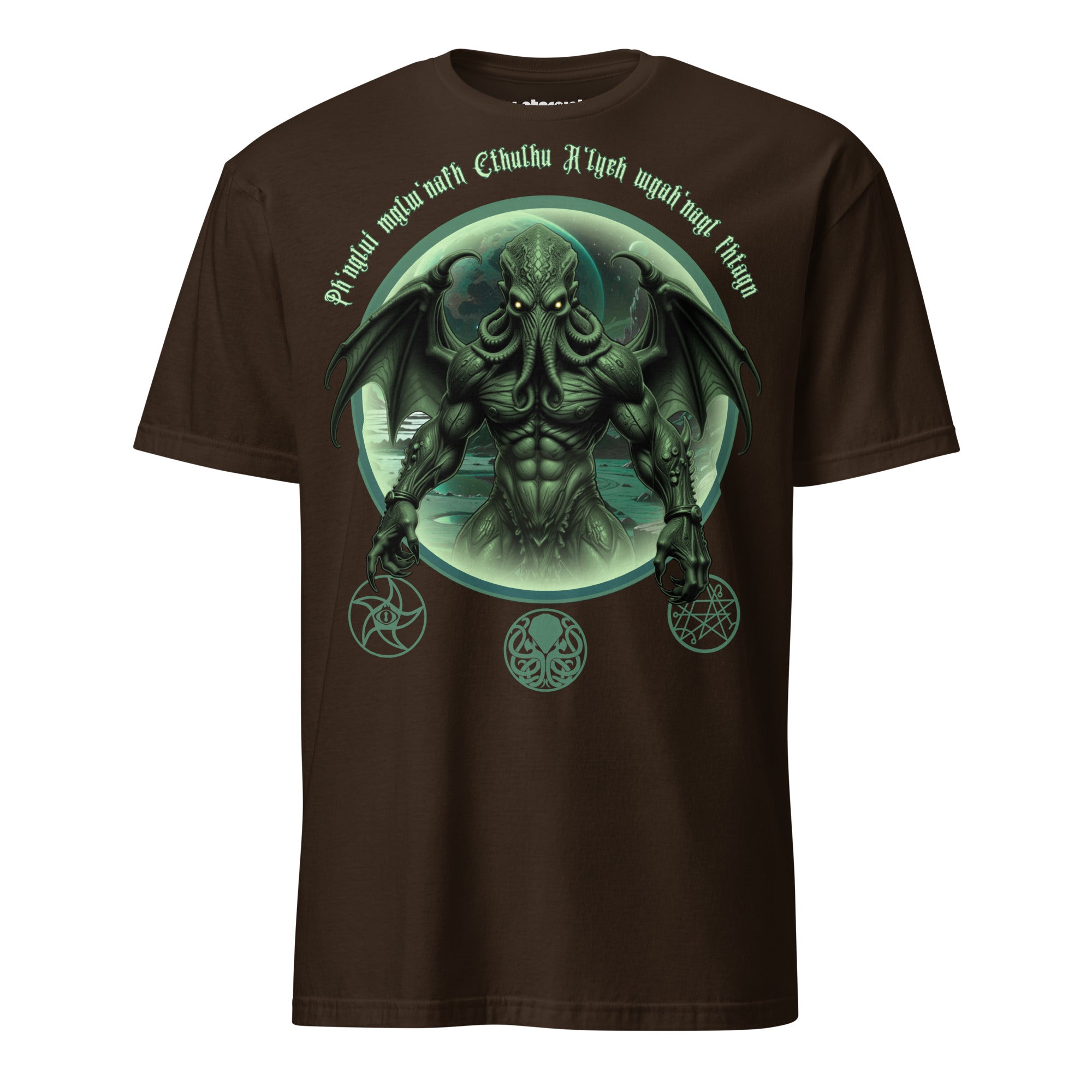 Winterpink T-Shirt mit Cthulhu im Dimensionsportal, Beschwörungsformel darüber und drei okkulte Siegel darunter, düstere kosmische Horror-Ästhetik.