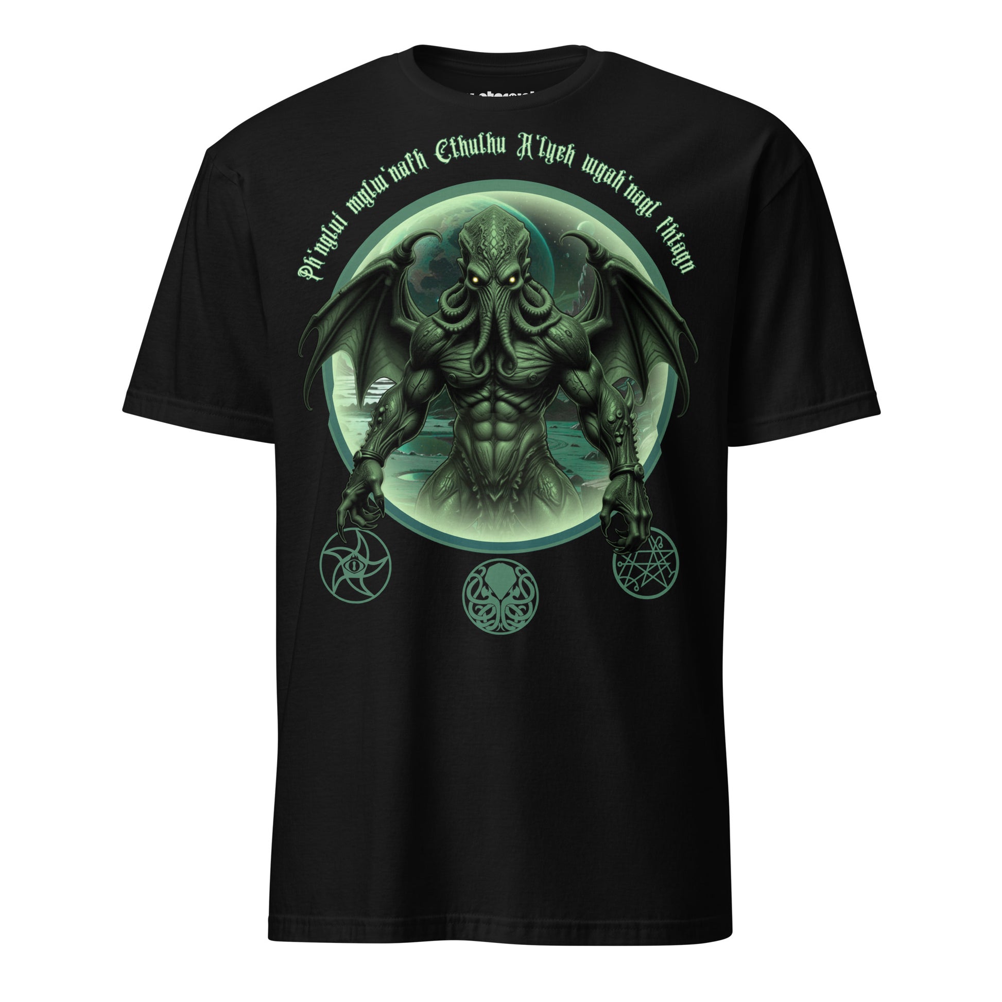Winterpink T-Shirt mit Cthulhu im Dimensionsportal, Beschwörungsformel darüber und drei okkulte Siegel darunter, düstere kosmische Horror-Ästhetik.