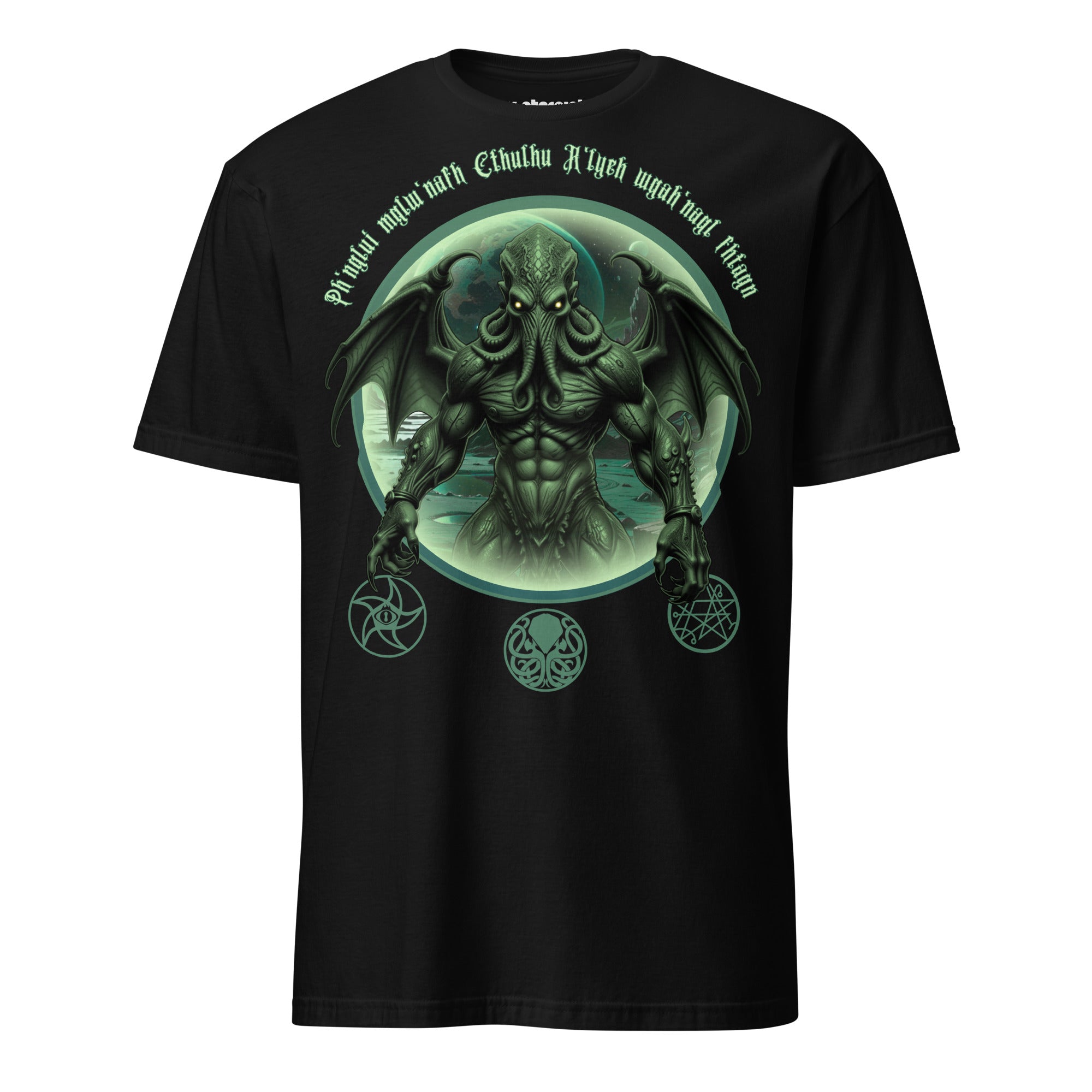 Winterpink T-Shirt mit Cthulhu im Dimensionsportal, Beschwörungsformel darüber und drei okkulte Siegel darunter, düstere kosmische Horror-Ästhetik.