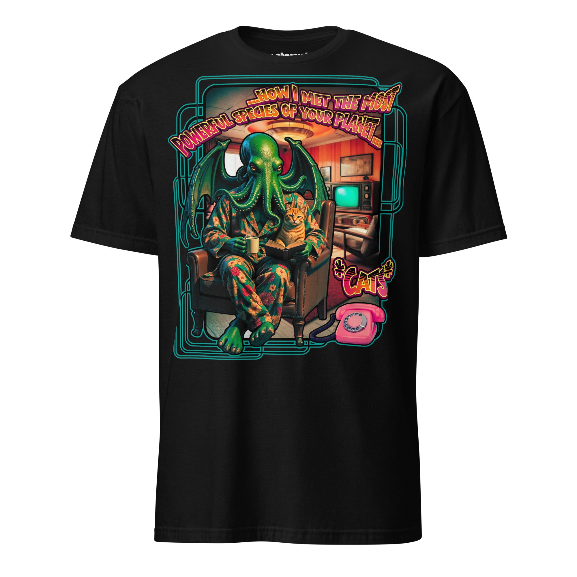 Winterpink T-Shirt mit Retro-Illustration von Cthulhu im Wohnzimmer, der erkennt, dass Katzen die mächtigste Spezies der Erde sind – humorvolles Cosmic-Horror und Cats Design.