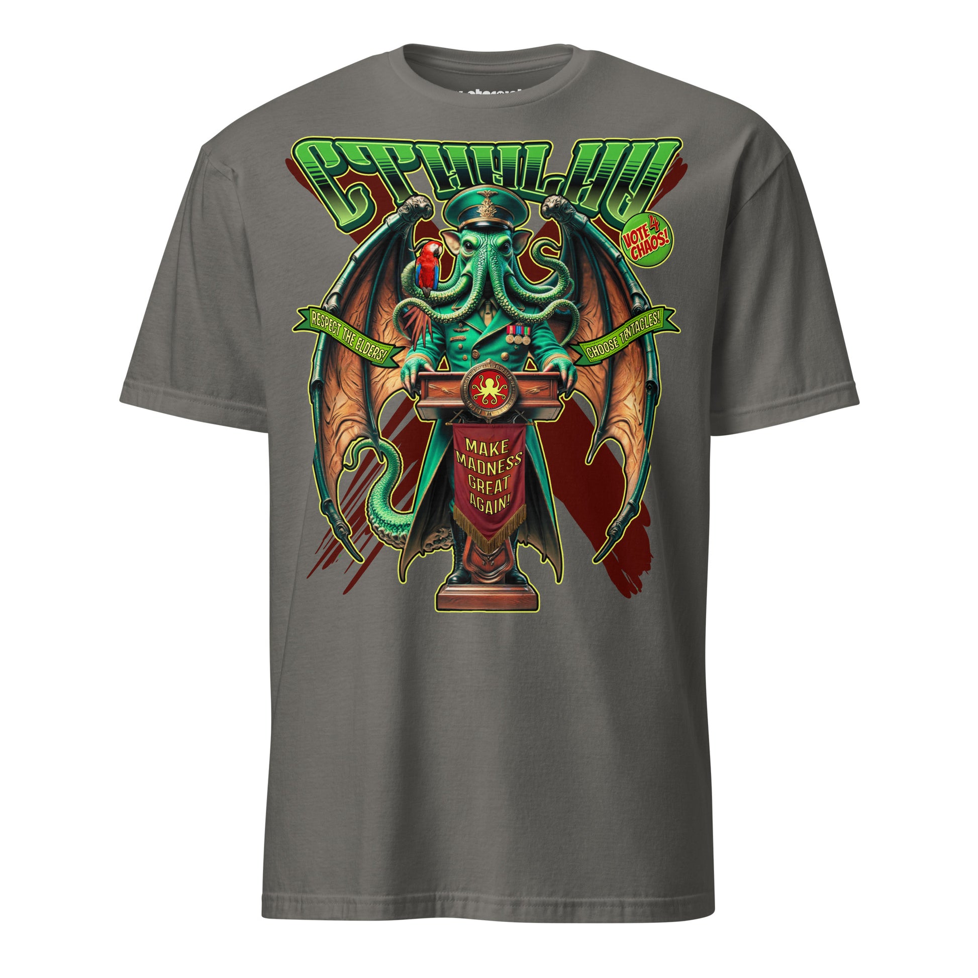 Winterpink T-Shirt mit Illustration von Cthulhu als Redner am Podium mit Flügeln, Tentakeln und Wahlkampfslogans wie „Vote 4 Chaos“ und „Choose Tentacles“, Cosmic-Horror Design auf grauem Shirt.