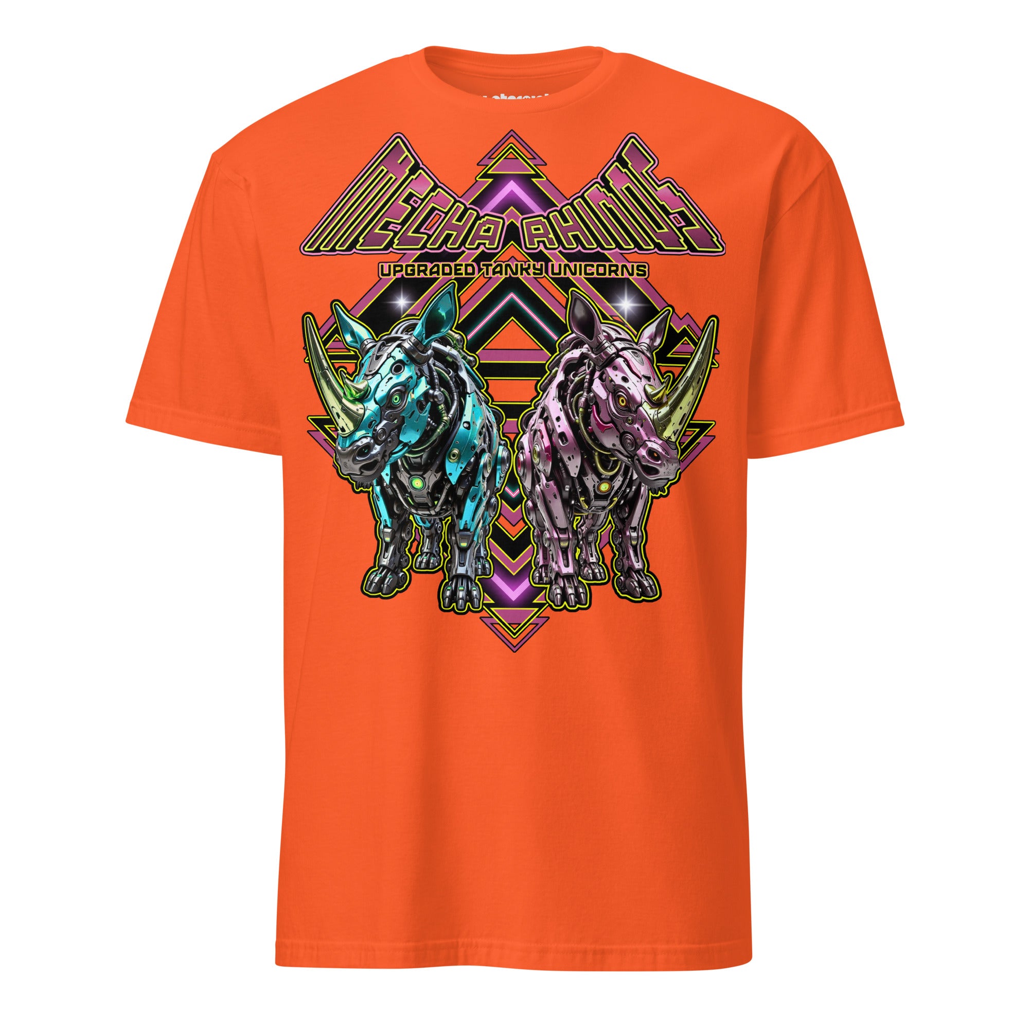 Winterpink T-Shirt mit zwei mechanischen Nashorn-Kreaturen im Neon-Stil und dem Schriftzug „Upgraded tanky unicorns“, Disco- und retro-futuristische Ästhetik.