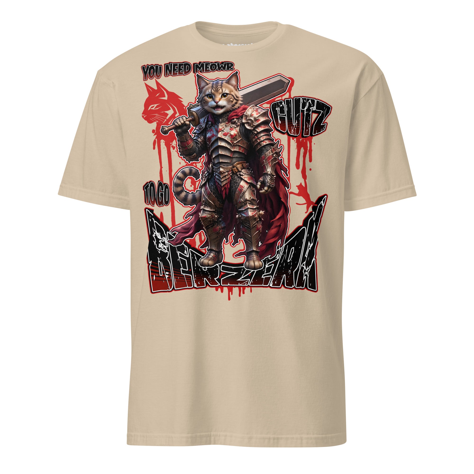 Winterpink T-Shirt mit Dark-Fantasy Illustration einer gepanzerten Katzenkriegerin mit großem Schwert und dem Schriftzug „You Need Meowr Gutz to Go Berzerk“, Anime-inspiriertes Katzenmotiv auf beigem Shirt.