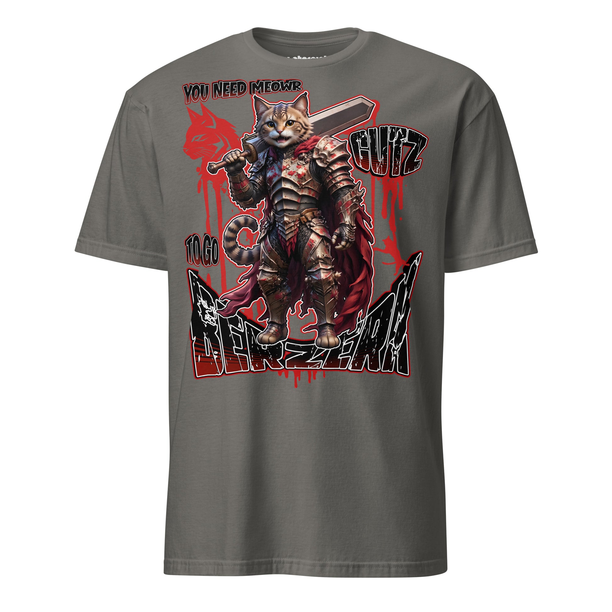 Winterpink T-Shirt mit Dark-Fantasy Illustration einer gepanzerten Katzenkriegerin mit großem Schwert und dem Schriftzug „You Need Meowr Gutz to Go Berzerk“, Anime-inspiriertes Katzenmotiv auf grauem Shirt.