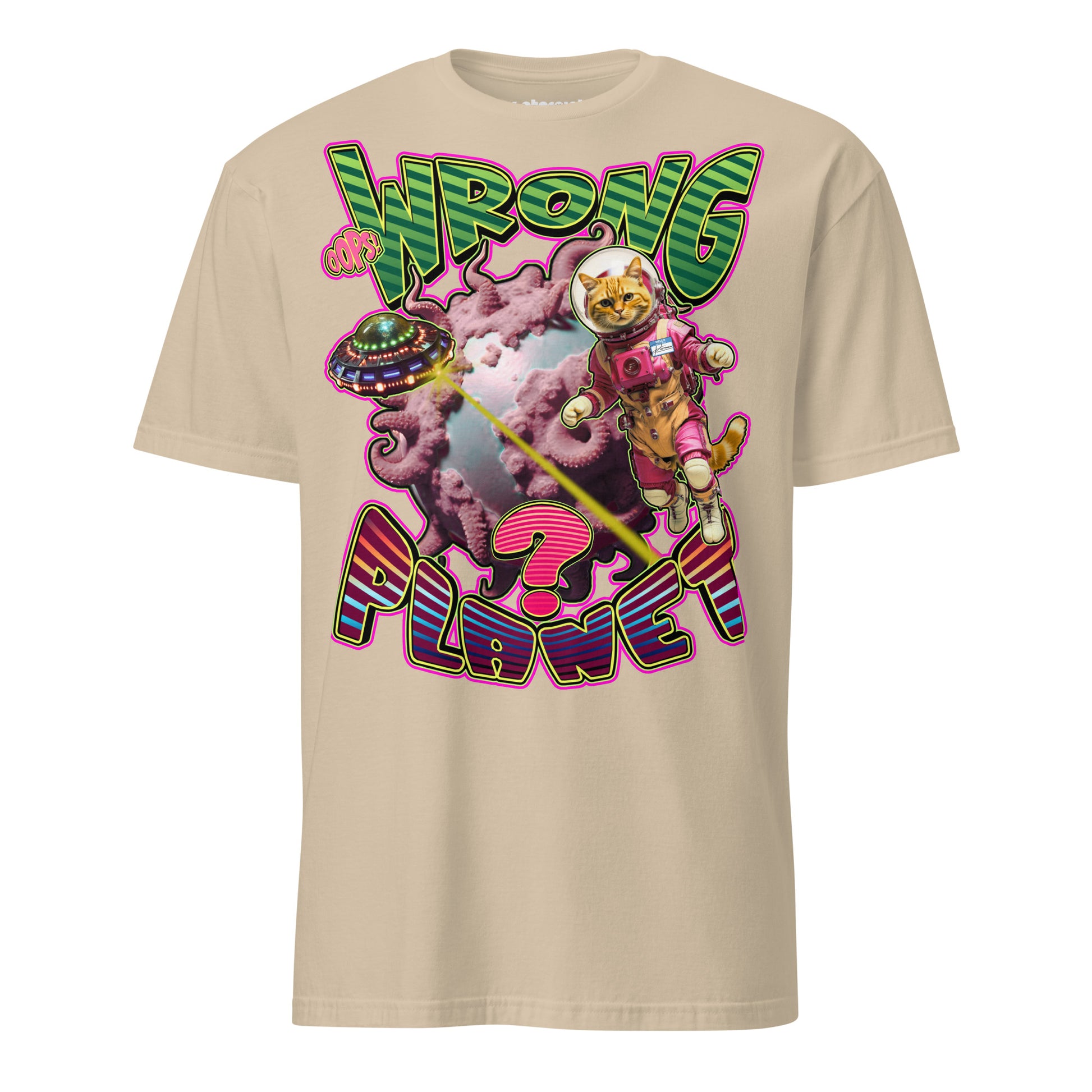 Winterpink T-Shirt mit farbenfroher Sci-Fi Illustration einer Astronautenkatze im Weltall, UFO mit Laserstrahl und einem tentakelartigen Planeten sowie dem Schriftzug „Oops! Wrong Planet“.