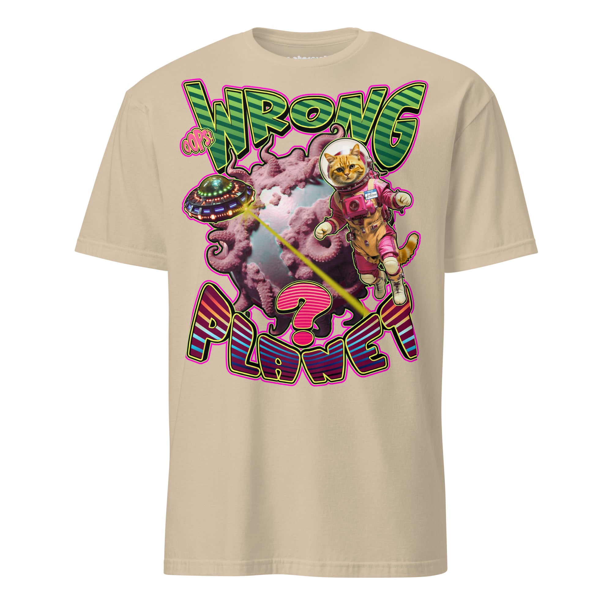 Winterpink T-Shirt mit farbenfroher Sci-Fi Illustration einer Astronautenkatze im Weltall, UFO mit Laserstrahl und einem tentakelartigen Planeten sowie dem Schriftzug „Oops! Wrong Planet“.