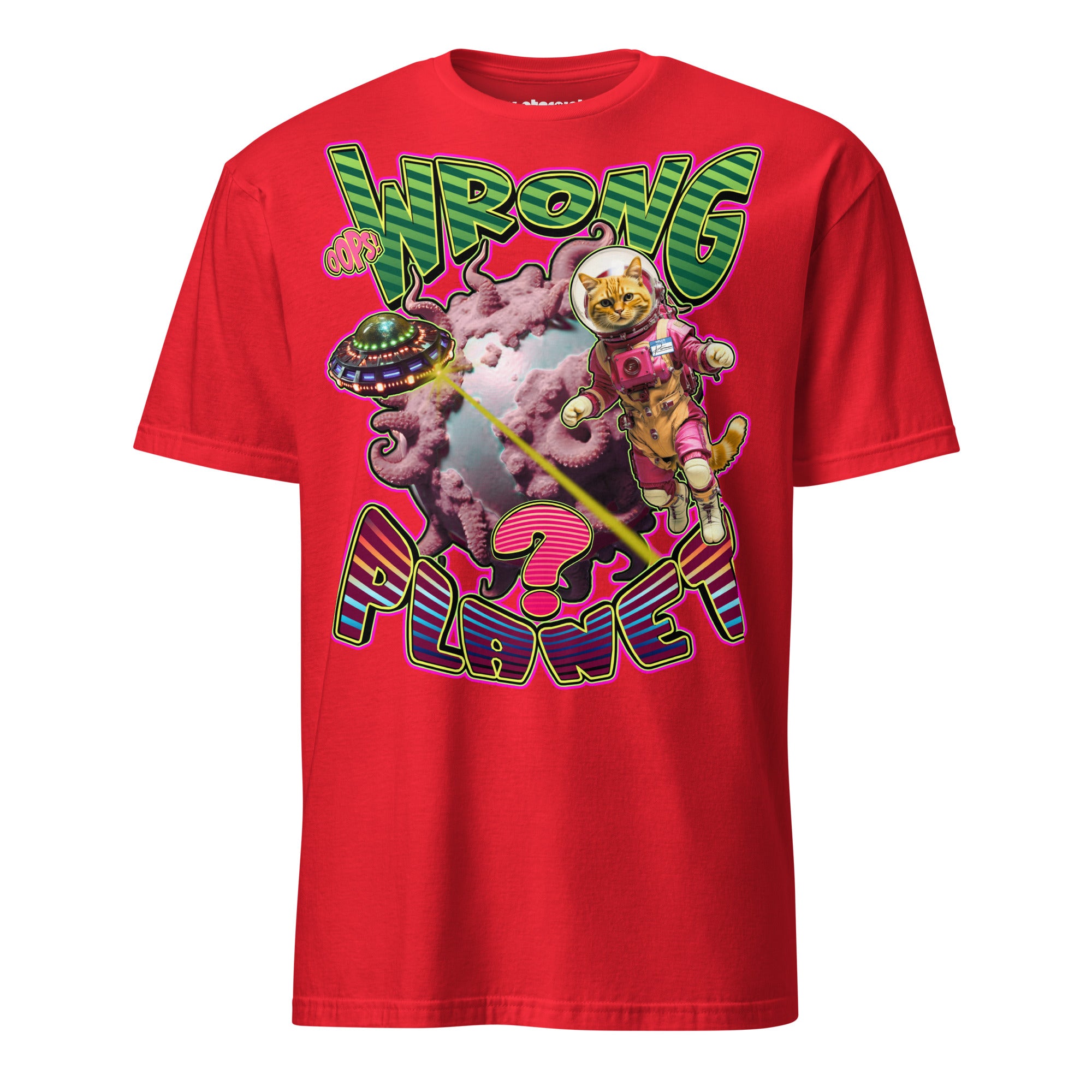 Winterpink T-Shirt mit farbenfroher Sci-Fi Illustration einer Astronautenkatze im Weltall, UFO mit Laserstrahl und einem tentakelartigen Planeten sowie dem Schriftzug „Oops! Wrong Planet“.
