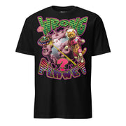 Winterpink T-Shirt mit farbenfroher Sci-Fi Illustration einer Astronautenkatze im Weltall, UFO mit Laserstrahl und einem tentakelartigen Planeten sowie dem Schriftzug „Oops! Wrong Planet“.