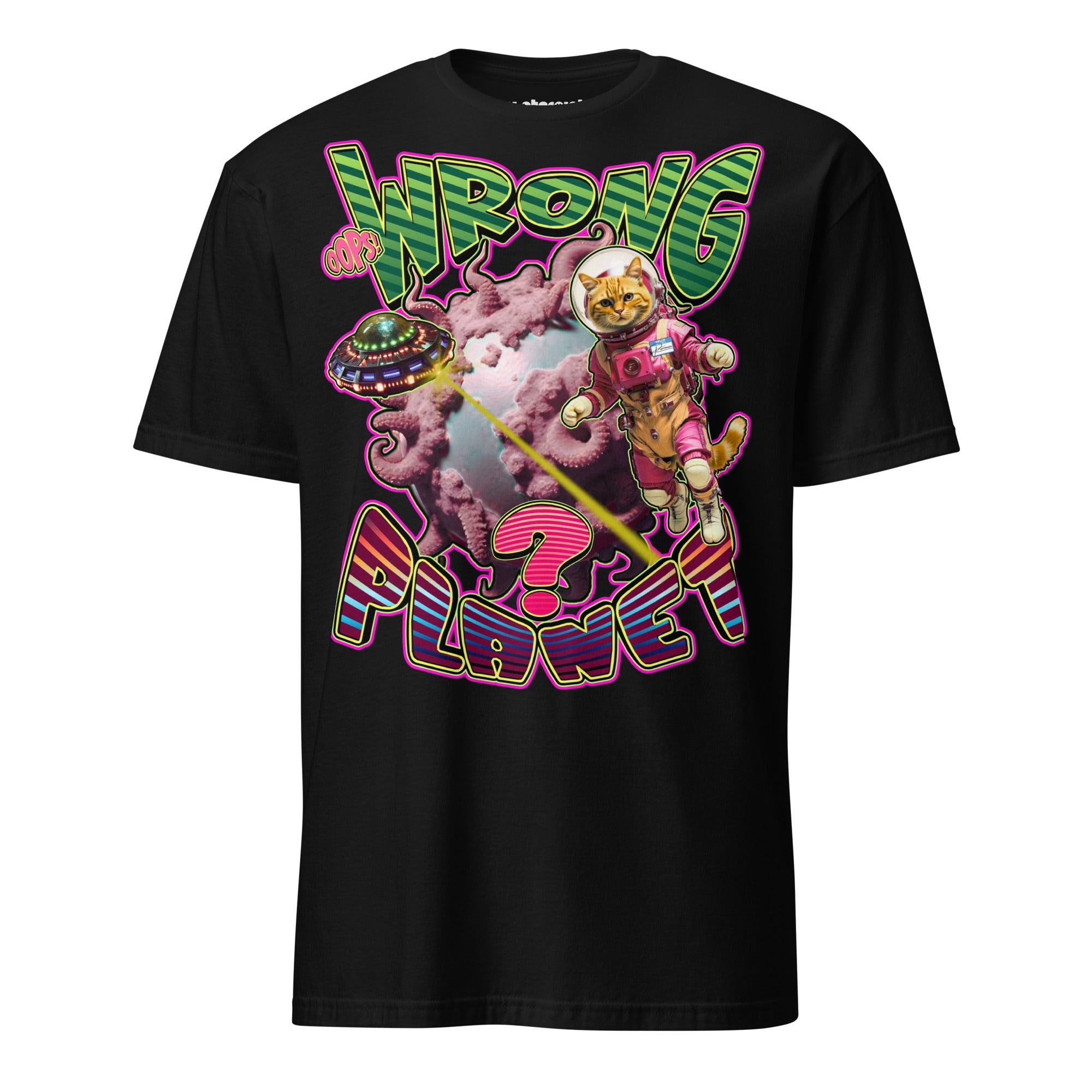 Winterpink T-Shirt mit farbenfroher Sci-Fi Illustration einer Astronautenkatze im Weltall, UFO mit Laserstrahl und einem tentakelartigen Planeten sowie dem Schriftzug „Oops! Wrong Planet“.