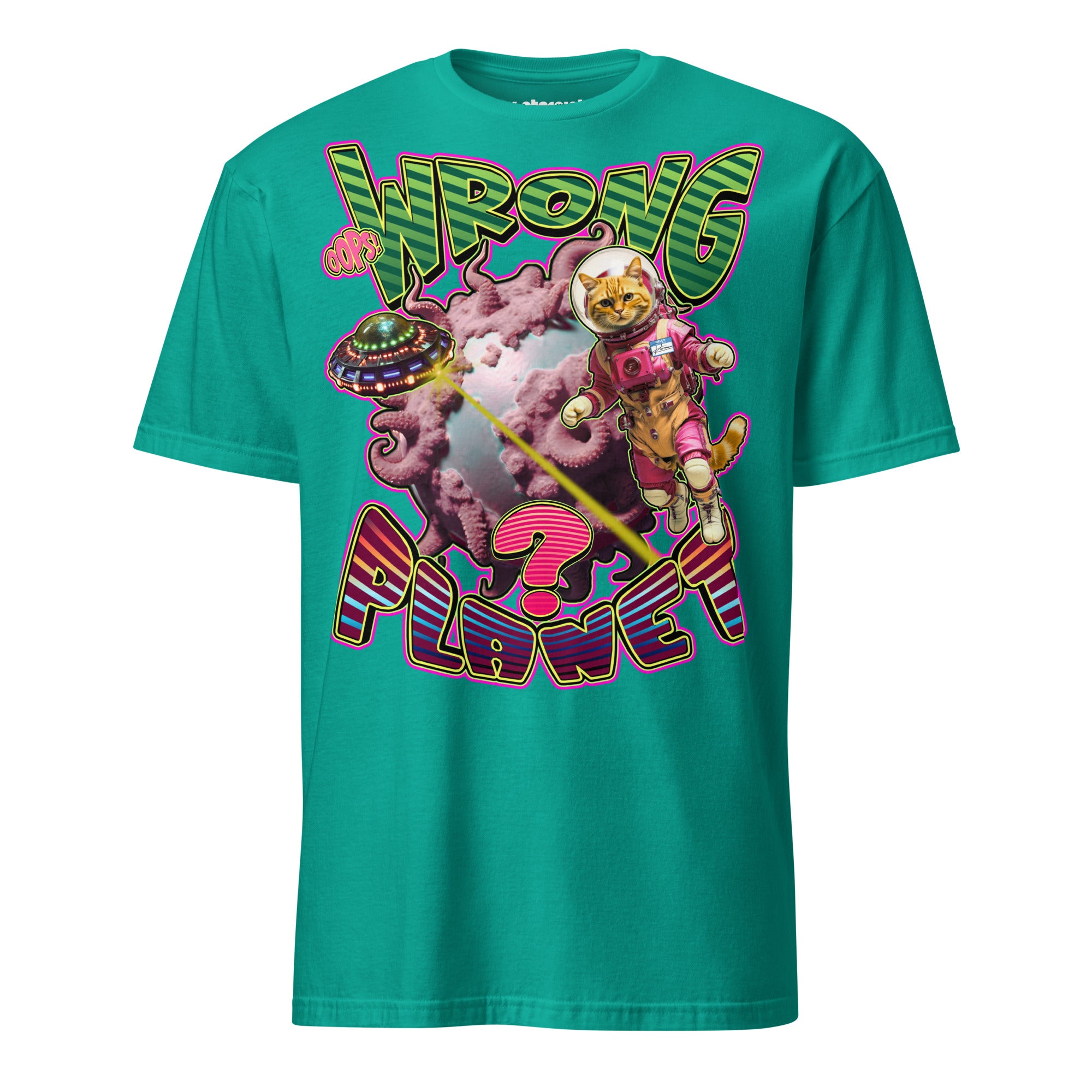 Winterpink T-Shirt mit farbenfroher Sci-Fi Illustration einer Astronautenkatze im Weltall, UFO mit Laserstrahl und einem tentakelartigen Planeten sowie dem Schriftzug „Oops! Wrong Planet“.