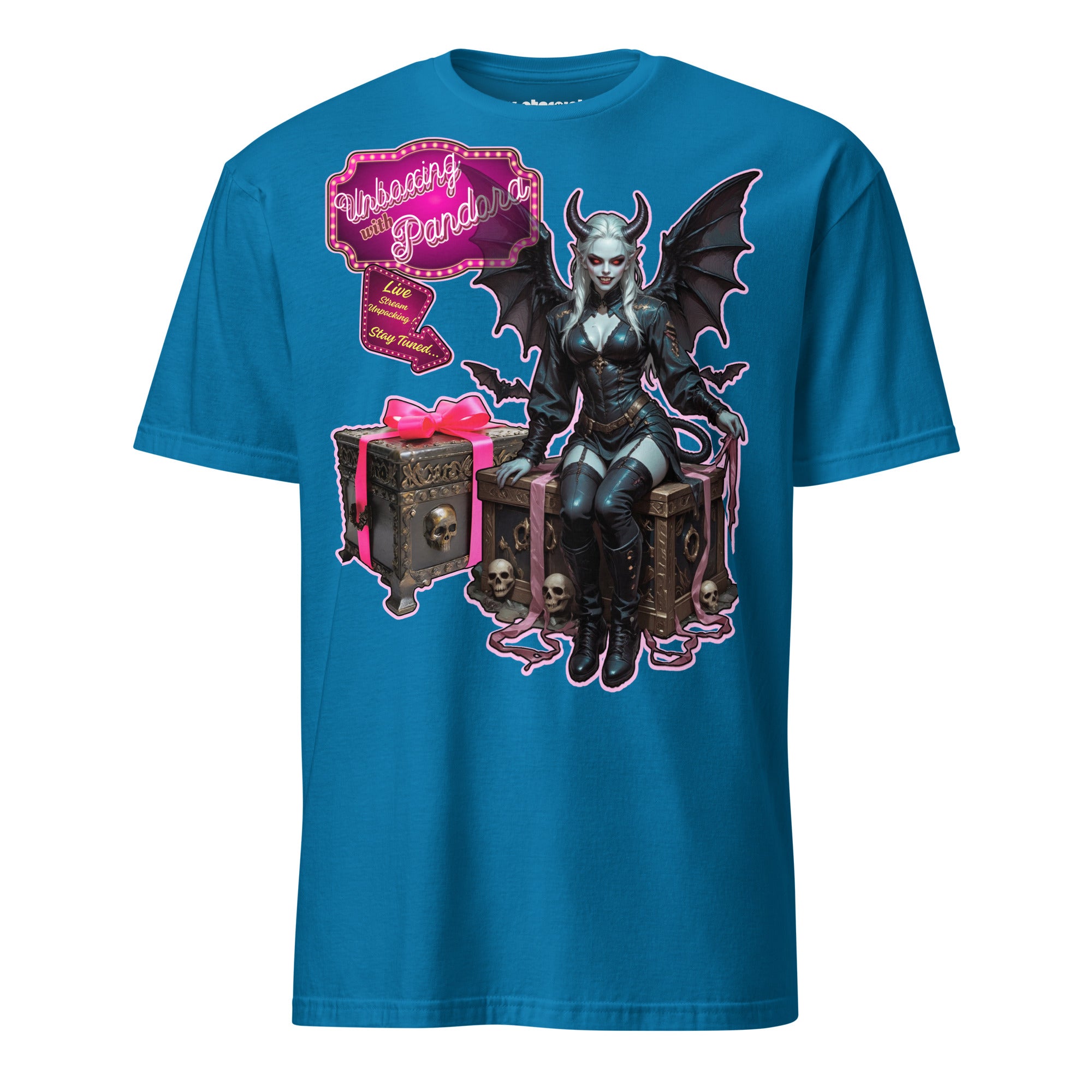 Winterpink T-Shirt mit Pandora in Leder-Outfit, Flügeln und Kisten, inspiriert von Mythos & Gothic Aesthetics, Unboxing Live Stream Event
